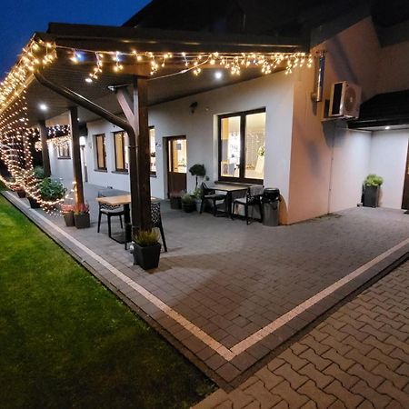 Hotel & Restauracja Wroblewscy Karniewo Kültér fotó