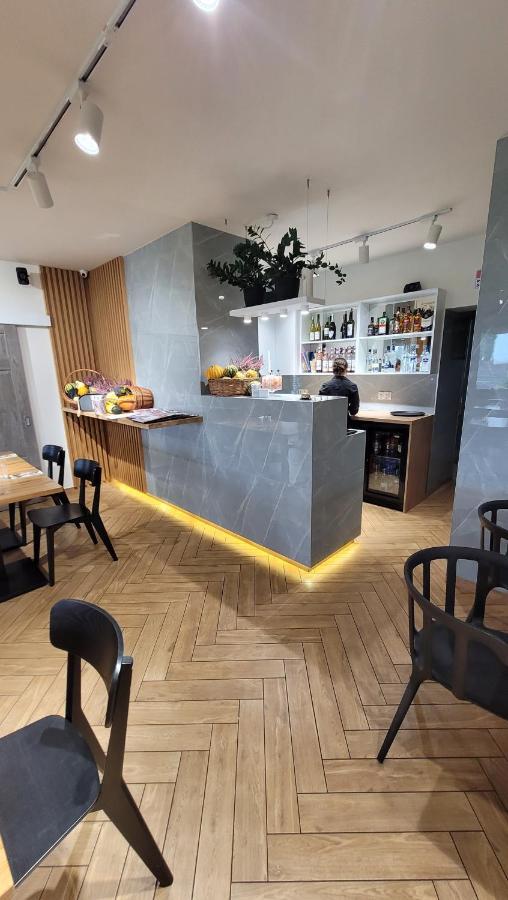 Hotel & Restauracja Wroblewscy Karniewo Kültér fotó