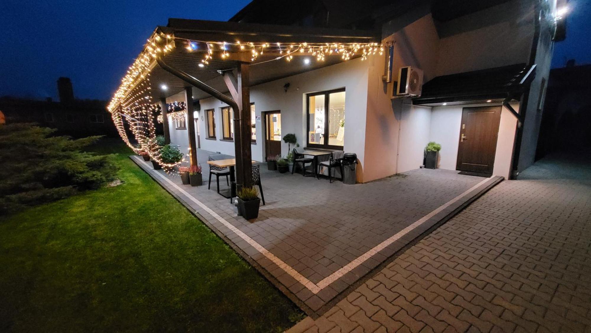 Hotel & Restauracja Wroblewscy Karniewo Kültér fotó